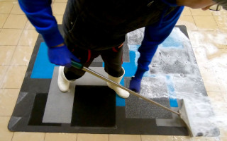 Pranie dywanu w turkusowe wzory