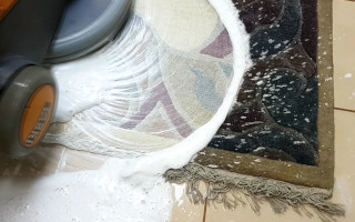 Pranie dywanu wełnianego z frędzlami